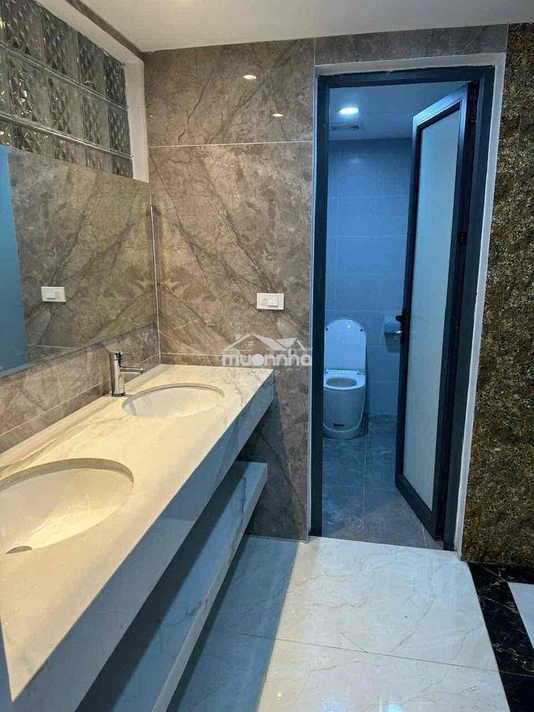 Toà văn phòng cổ linh cực vip - 7 tầng - 4 mặt thoáng, trước mặt là vư - 4