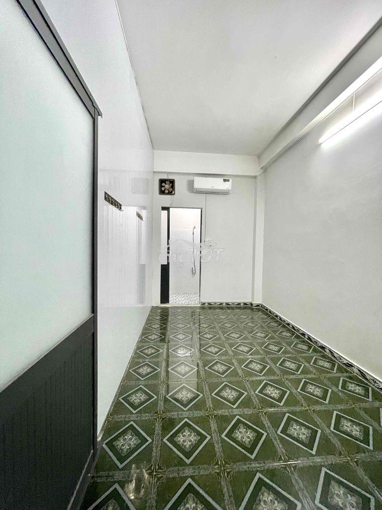 Gần bến xe q8 giá 3tr3 sẵn máy lạnh ở liền được wc riêng