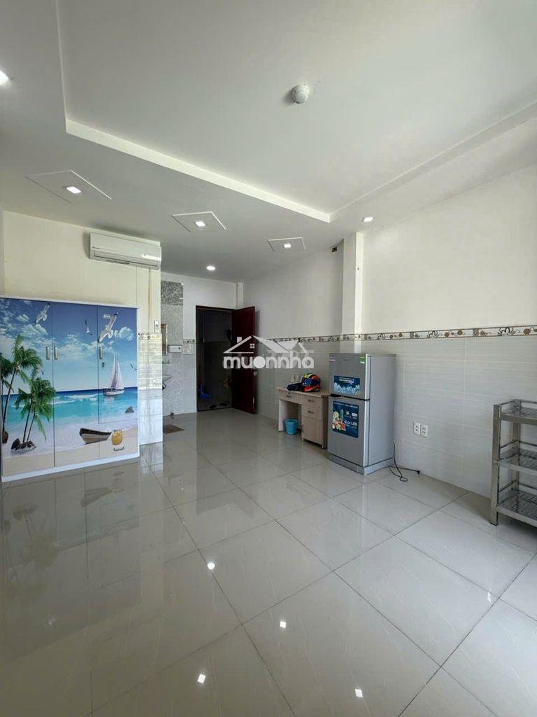 Phòng ban công, full nội thất, giờ gấc tự do, khoá vân tay