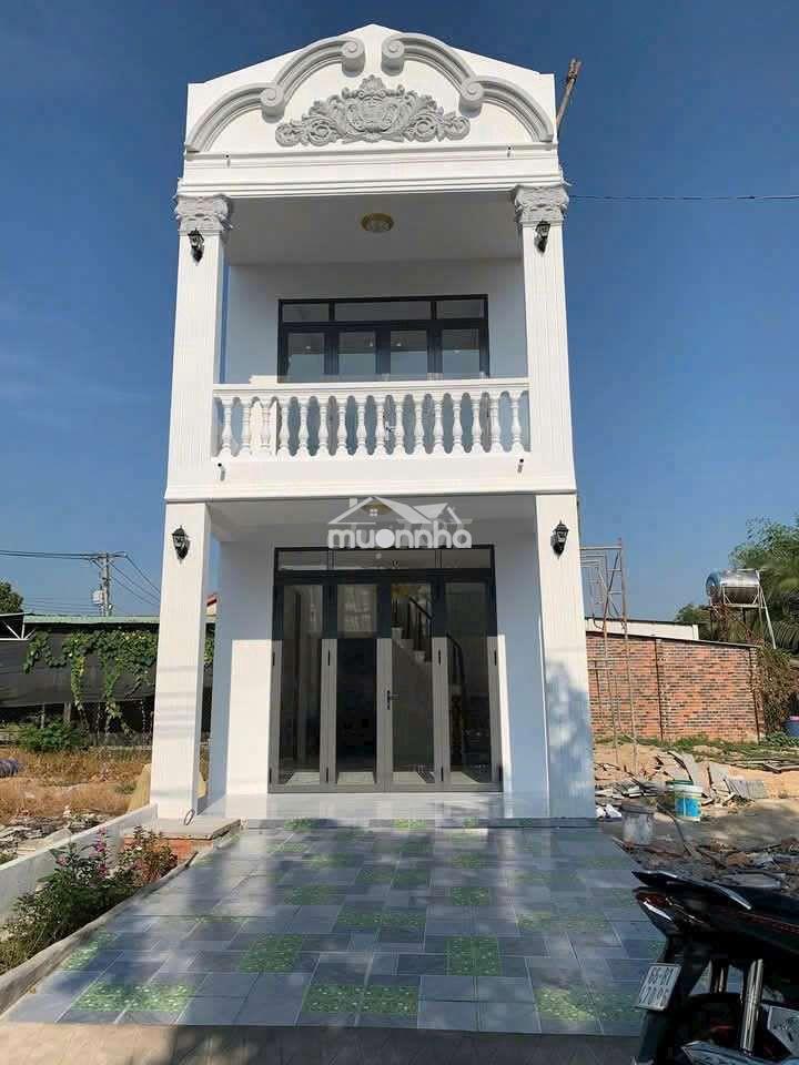 Nhà mới ngay tp mới. 70m2 xây 1 trệt 1 lầu 2 phòng ngủ. 1ty5 sổ riêng