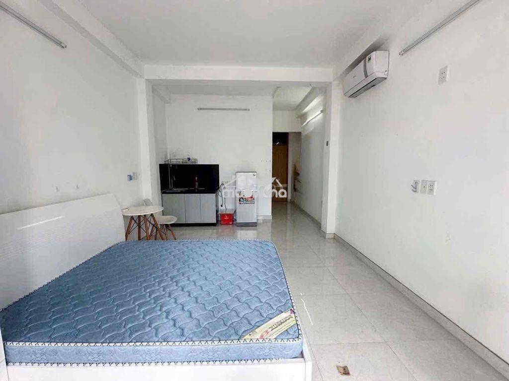 Phòng full nội thất | ban công 50m2 | thang máy | ngay hùng vương q5 - 3