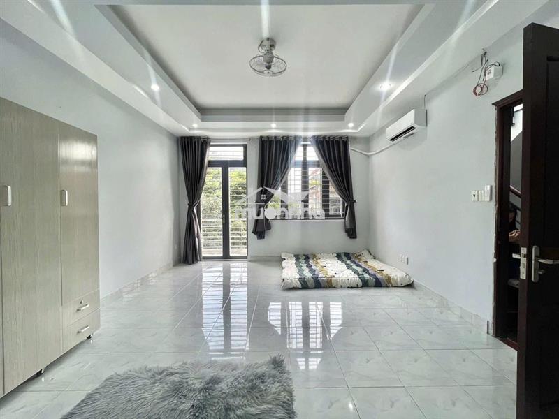 Phòng ban công rộng thoáng - thang máy - sát quận 5