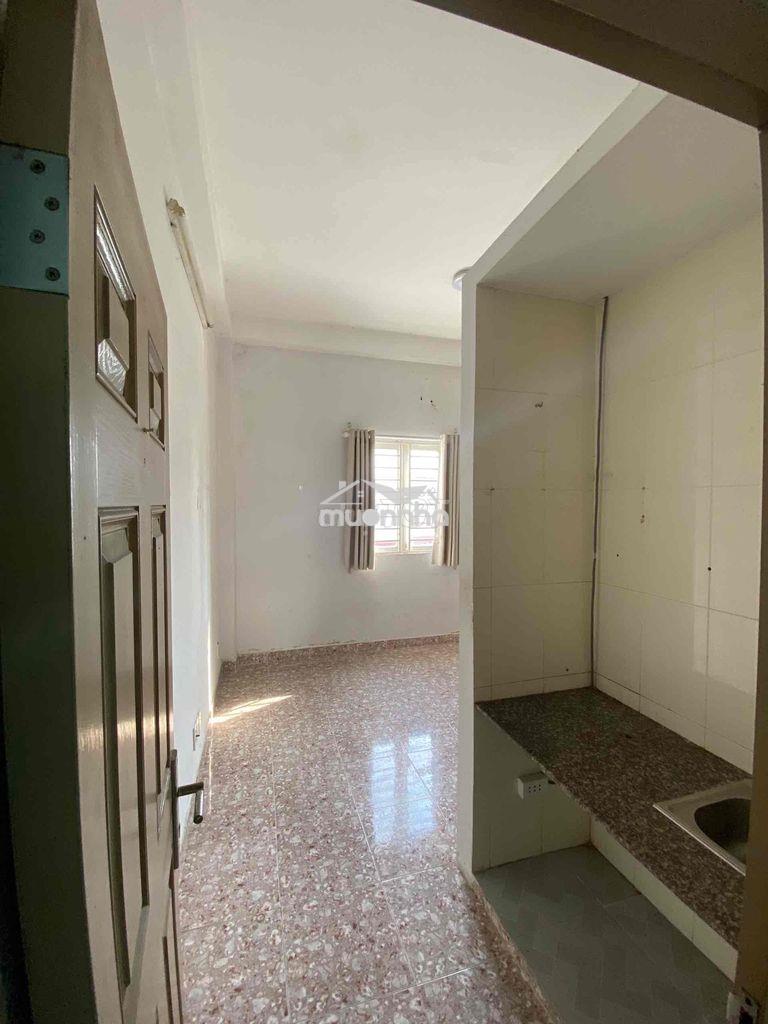 Phòng trống vừa sơn mới giá rẻ, 95 lê văn lương - 4