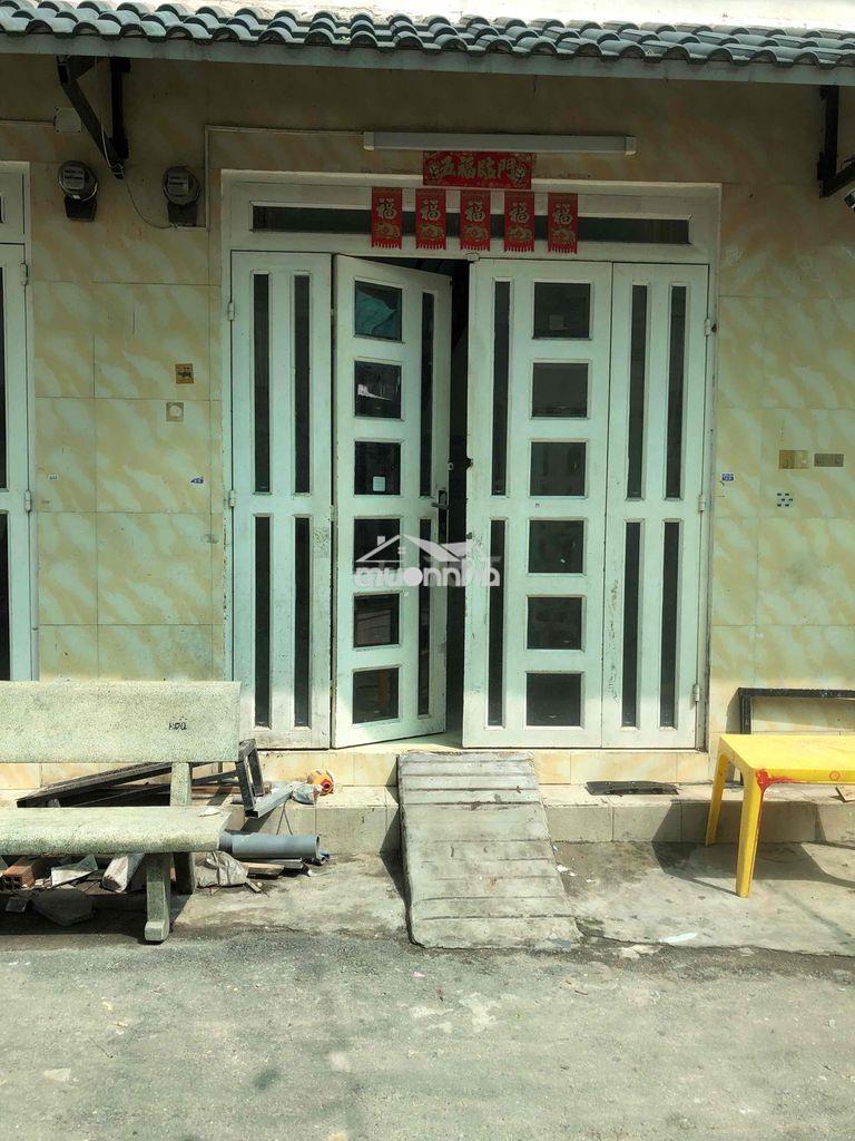 1 phòng lầu 1,giá 2 tr4 có sẵn máy lạnh,gác và ban công, hẻm yên tĩnh. - 2