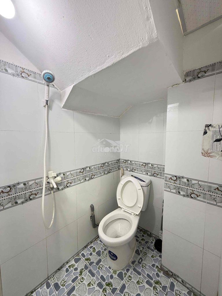 Cho thuê phòng trệt - 3tr3 - phạm văn chí q6 - tách bếp - sẵn máy lanh - 4