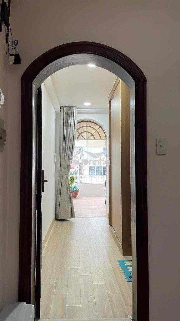 Căn hộ ngay quận 1 - bancol tách bếp - đầy đủ tiện nghi