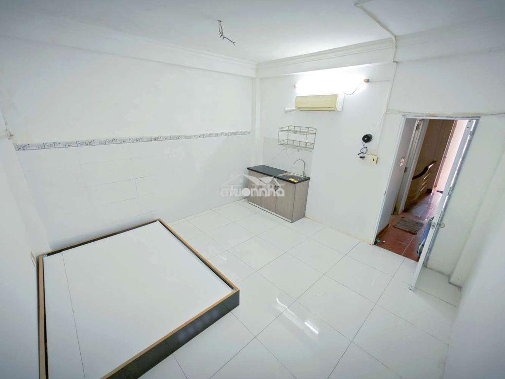Cho thuê p 300 âu dương lân toilette chung với 1 phòng - 2