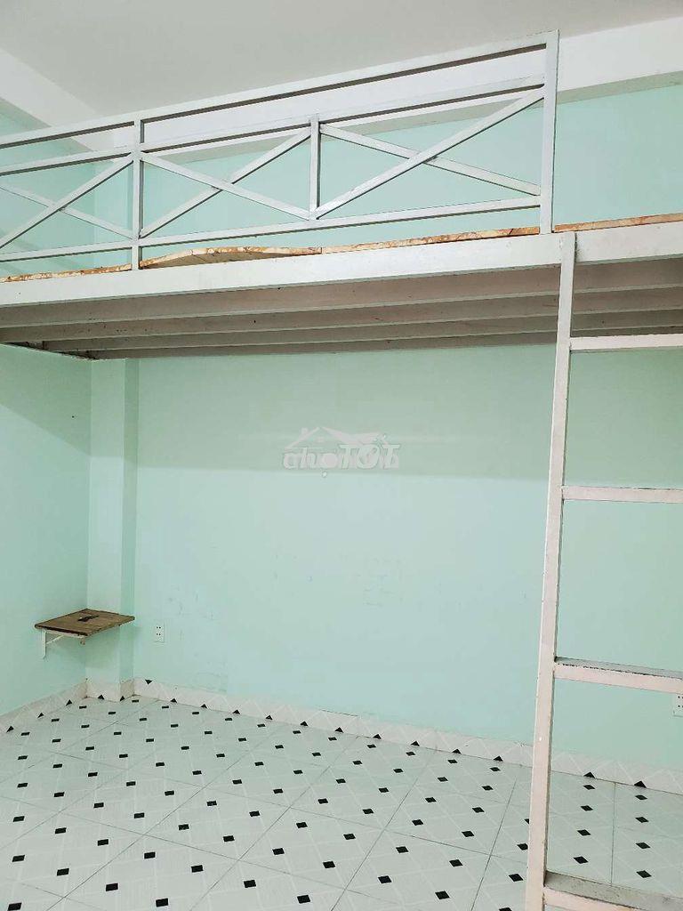 Khu vực an ninh khu dân cư đông đúc gần chợ và trường học
