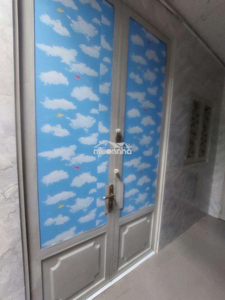 Cho thuê nhà đường phạm hùng c1 dt.3m5×5m5 } 1 lầu 2 phòng 1 toilet.