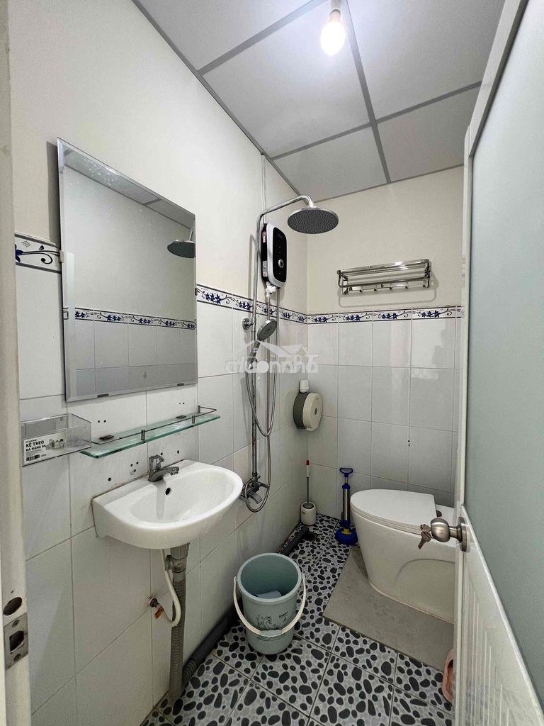 Cần cho thuê studio 50 m2 mặt tiền q1 - 3