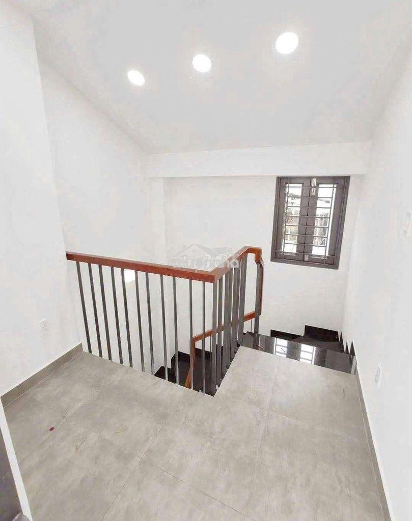 Cho thuê nhà mới, trệt 2 lầu có sân thượng - tôn thất tùng quận 1 - 4