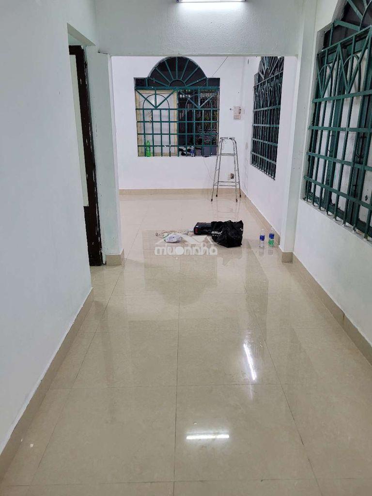 Nhà cấp 4 nguyên căn có hiên, hông thoáng mát rộng rãi, sạch sẽ. - 2