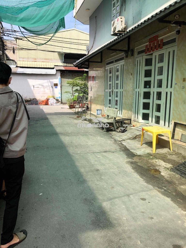 1 phòng lầu 1,giá 2 tr4 có sẵn máy lạnh,gác và ban công, hẻm yên tĩnh. - 3