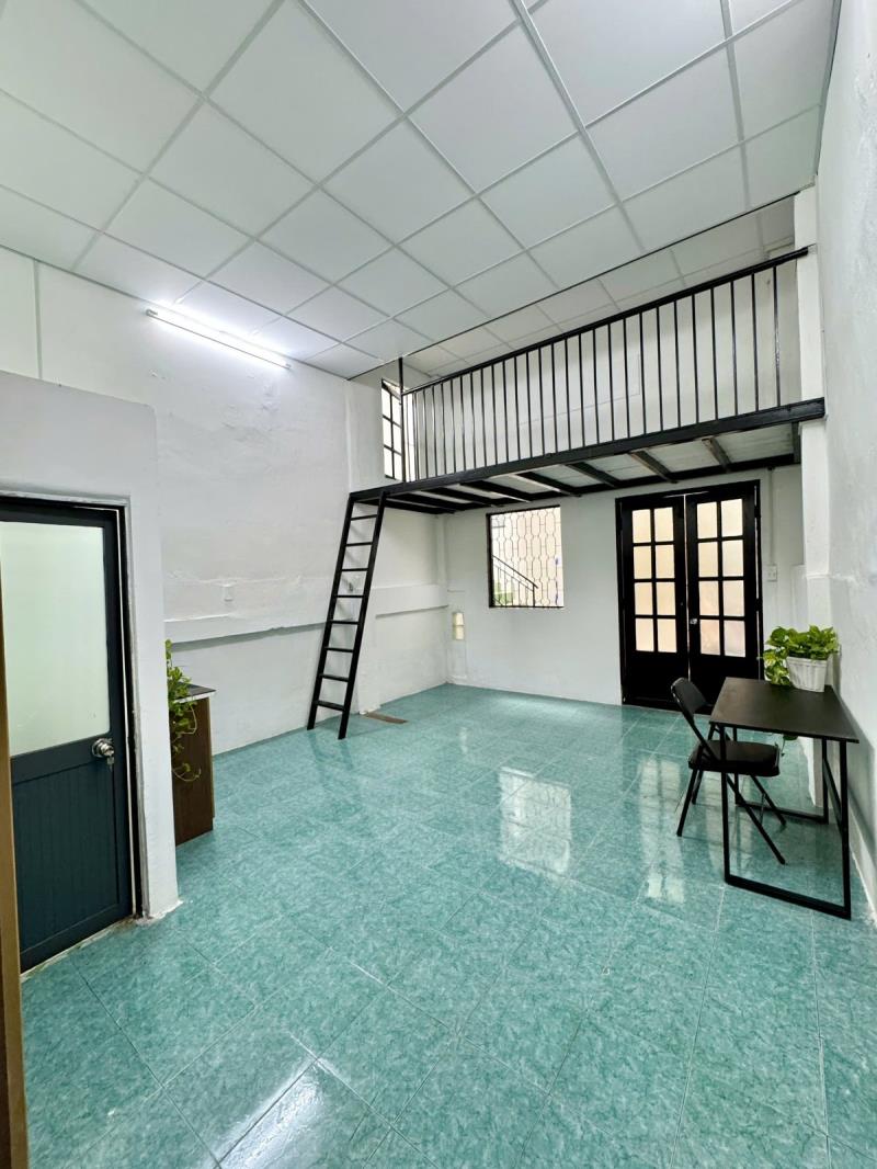Phòng ban công, cửa sổ, sẵn nội thất. ngay ngã 3 vạn kiếp vs phan xích long - 2