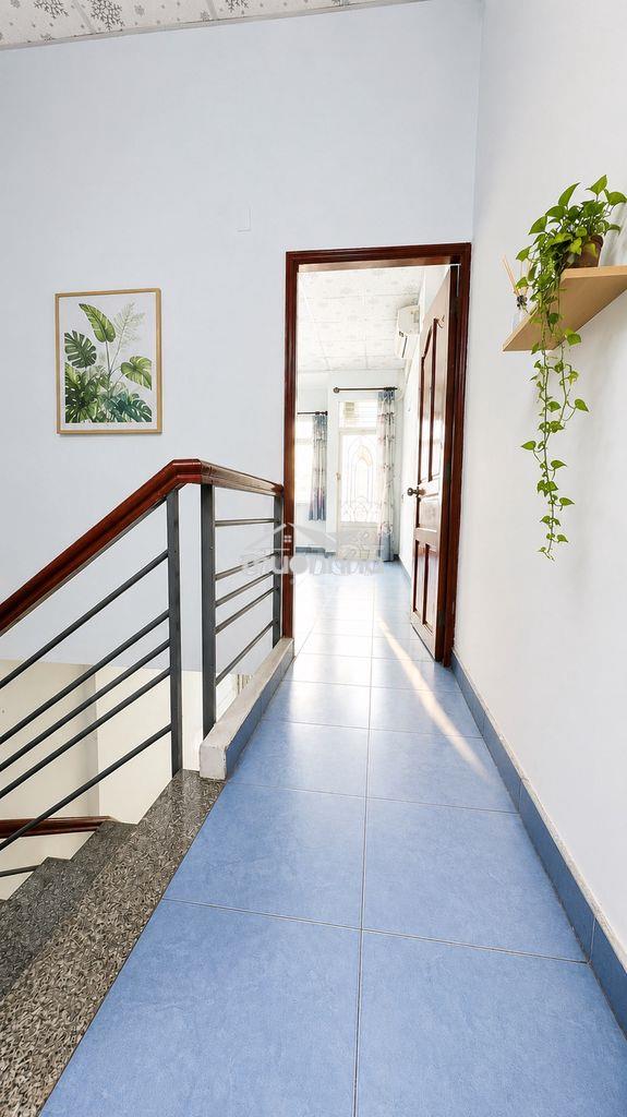 Phòng trống - ban công - máy lạnh - giờ tự do - giáp[ q10 - 4