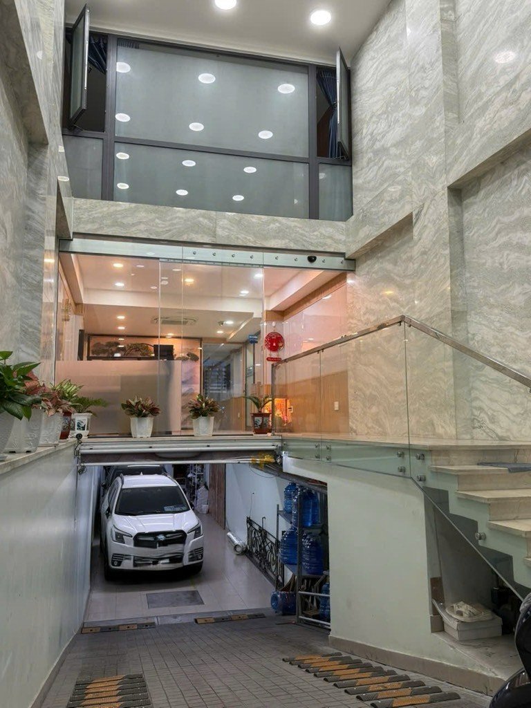 Ngã 6 cộng hòa - 7 tầng - hùng vương – p. 4 – q. 5 - dt: 4.2*38m- 76 tỷ