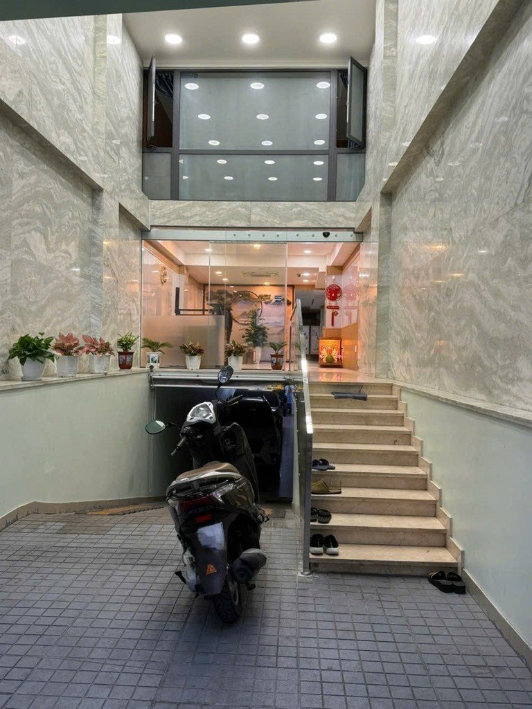 Ngã 6 cộng hòa - 7 tầng - hùng vương – p. 4 – q. 5 - dt: 4.2*38m- 76 tỷ - 2