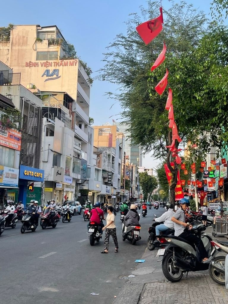 Cách 1 căn mt võ văn tần -nguyễn đình chiểu- q.3- dt: 5.3*13m – 4 tầng – 26 tỷ - 3