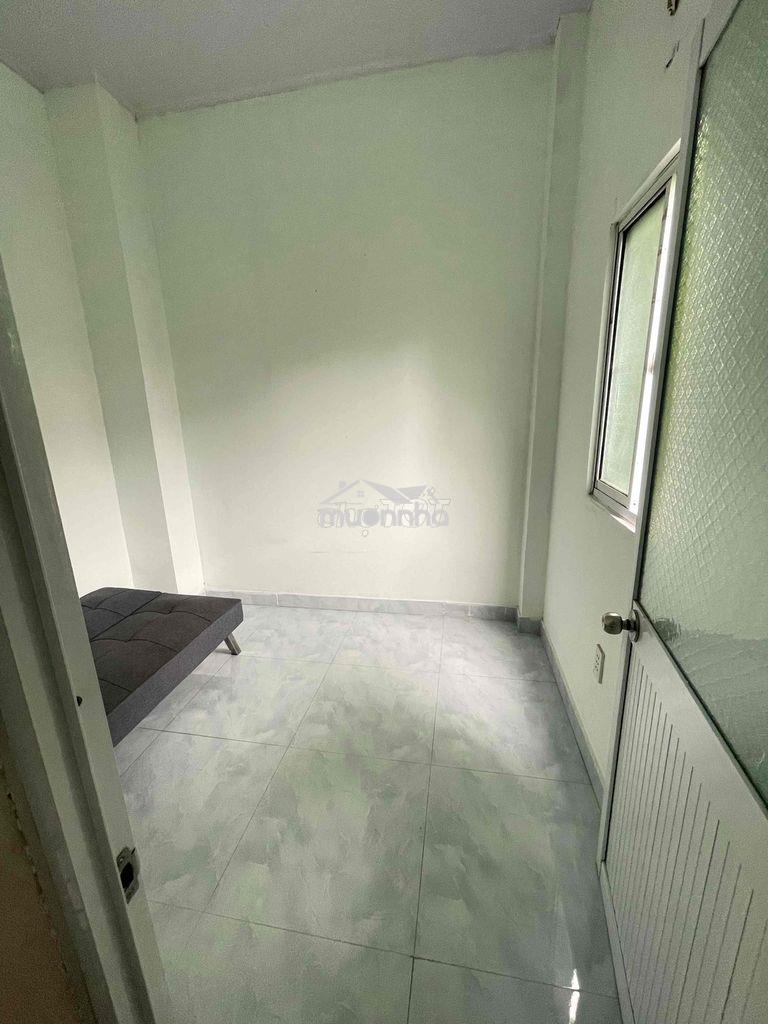 Nhà sát chợ. 1 trệt 2 lầu. 3 phòng ngủ có ban công. 3wc - 4