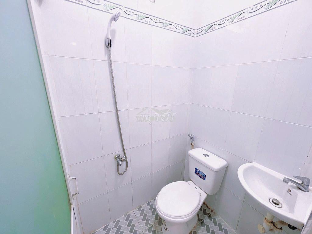 Ban công thoáng mát, máy giặt chung ngay ngân hàng, ngã tư tđ - 4