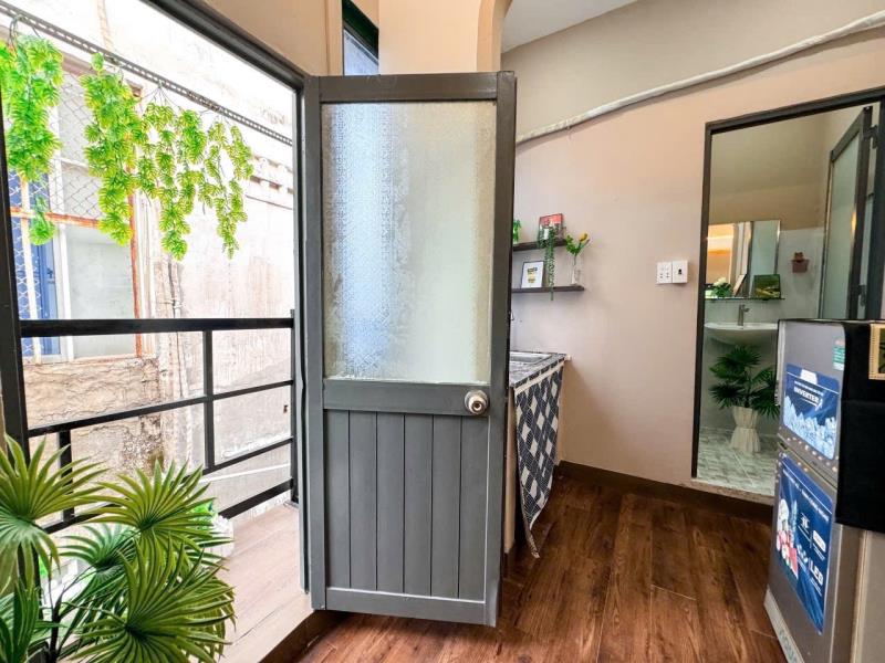 1pn - tách bếp - rộng 30m2 - full nội thất - ban công thoáng - ngay ngã tư hàng xanh - 4