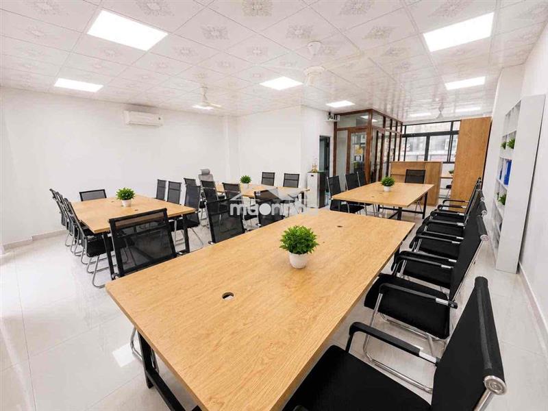 Văn phòng 60m2 sẵn nội thất, có m.lạnh, hầm xe ở vạn phúc. giá 13 tr