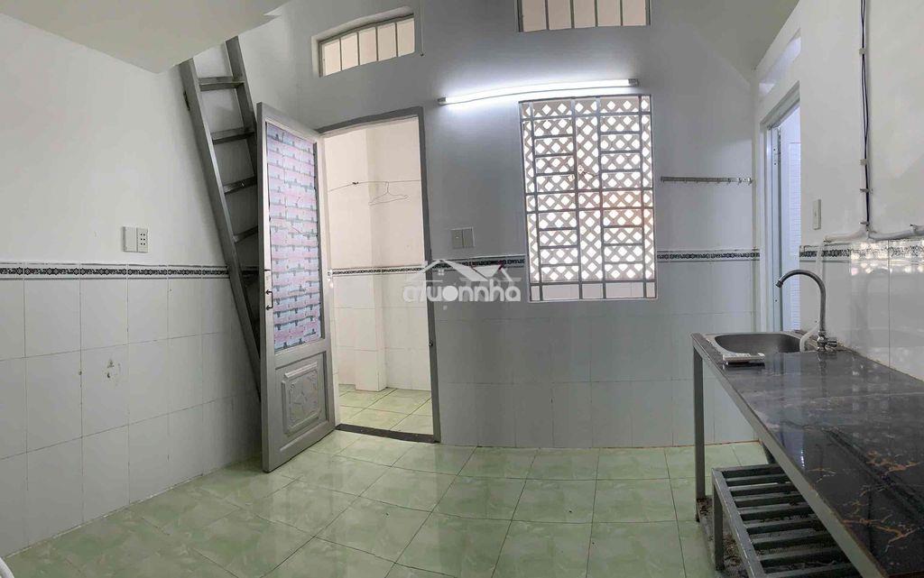 Phòng trọ gác cao 1m6 có máy lạnh cửa sổ thoáng gần đại học ufm quận 7 - 3