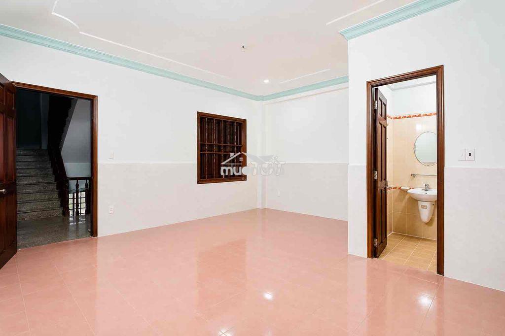 Phòng cao cấp, rộng rãi, cửa gỗ - 3