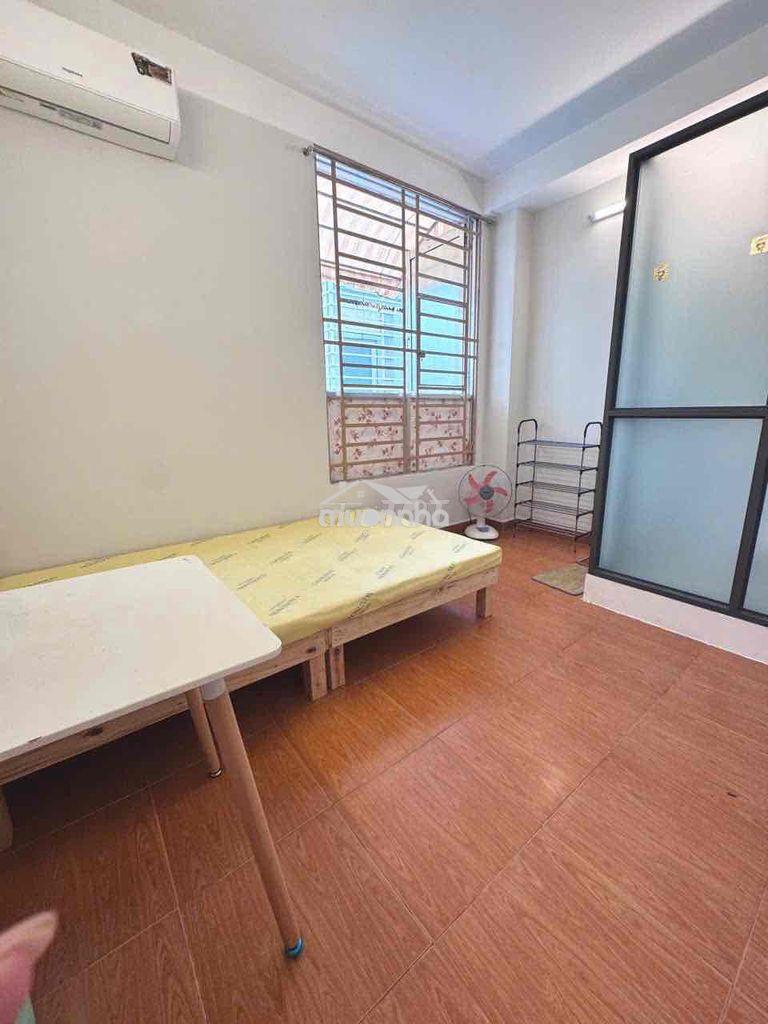 Phòng cửa sổ lớn wc riêng nt cơ bản - Ảnh 2
