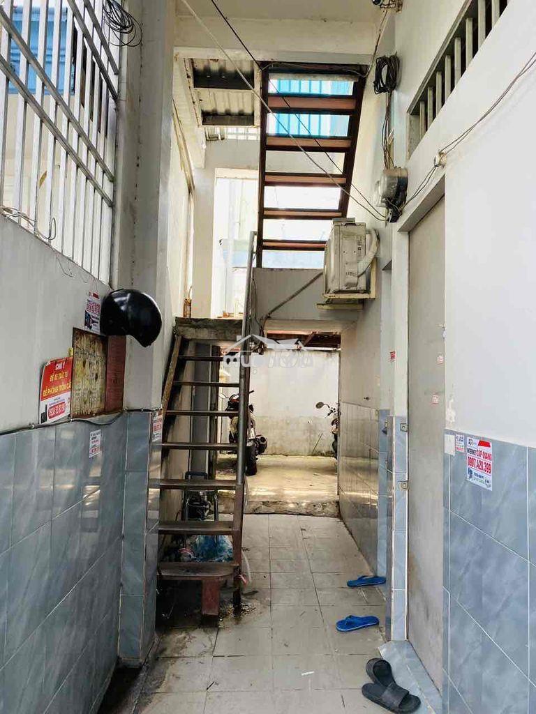 Hiện tại: 9 phòng trọ (trệt + 2 lầu). 9 phòng full thuê cố định trên 3 - 4