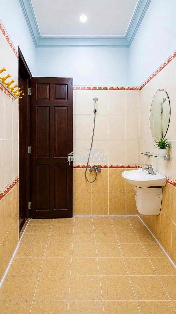 Phòng cao cấp, rộng rãi, cửa gỗ - 4
