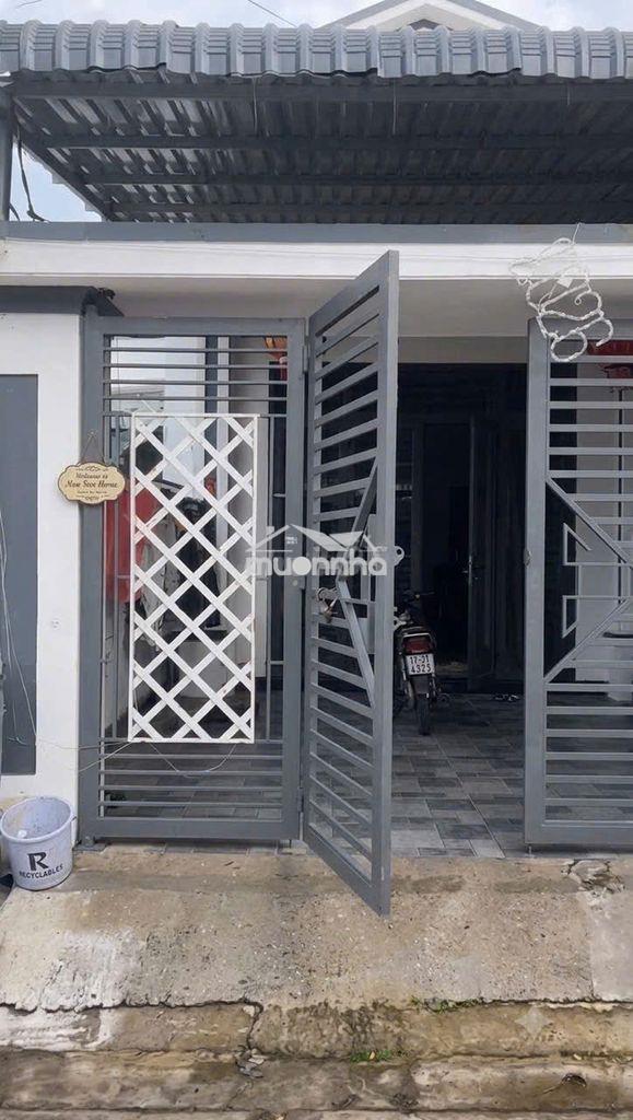 Nhà cấp 4 đầy đủ nội thất cách ql 13 có vài trăm mét , dt100m2 full tc