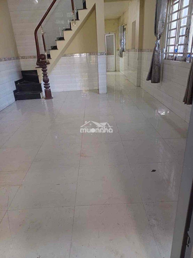 Cho thuê nhà mặt sông tx52 3pn sân rộng chs4 giá 5,5 triệu - 2
