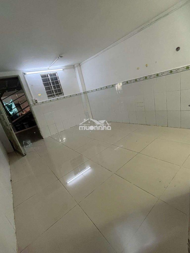 Gần trường đại học công thương, gân ngã ba lê trọng tấn