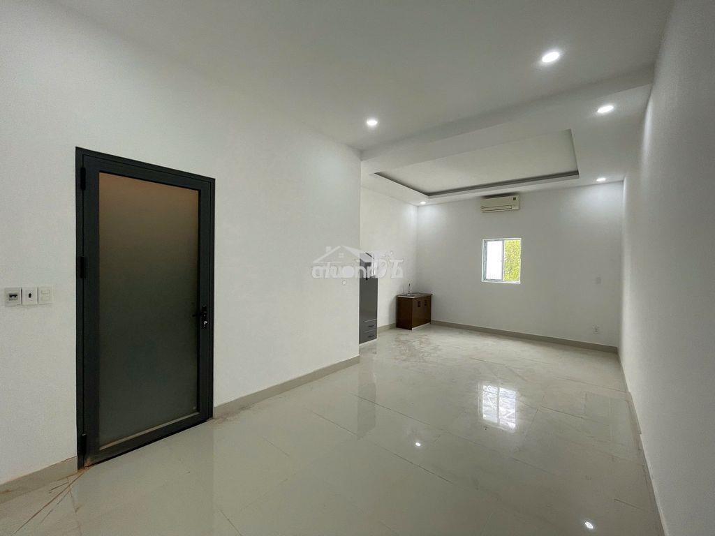 Giáp q7 - phòng view công viên thoáng mát wc riêng , rộng 40m2 - 2