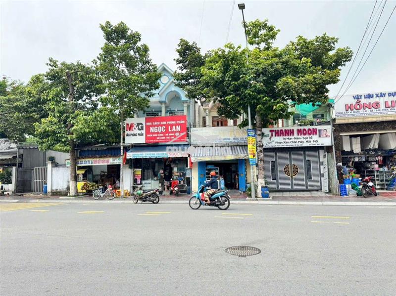 Nhà phố 126m mặt tiền vip nguyễn hữu cảnh ngay trường cấp 1.2 đông hòa