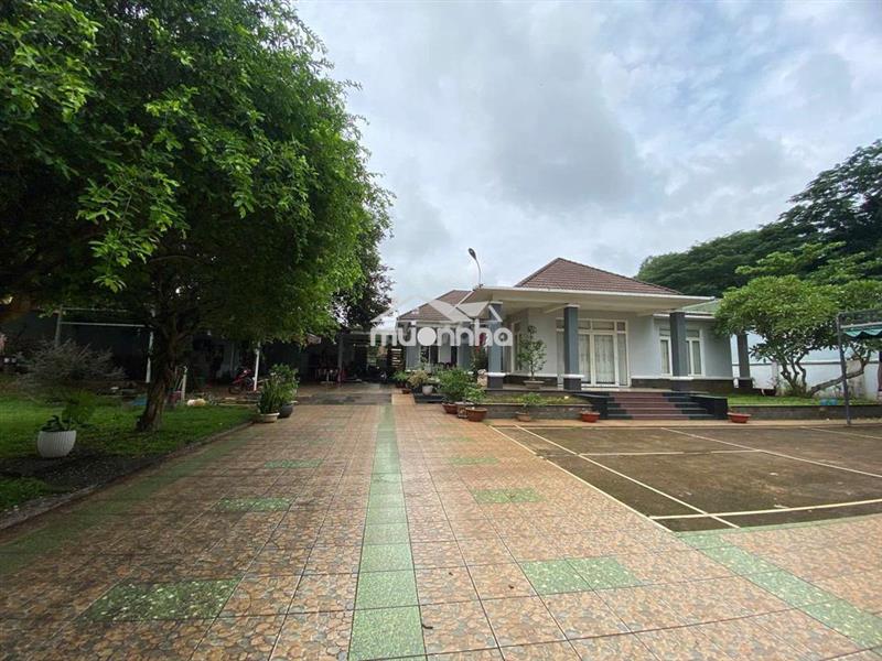 Bán biệt thự mái thái 3 mặt tiền đường nhựa - 1490m2