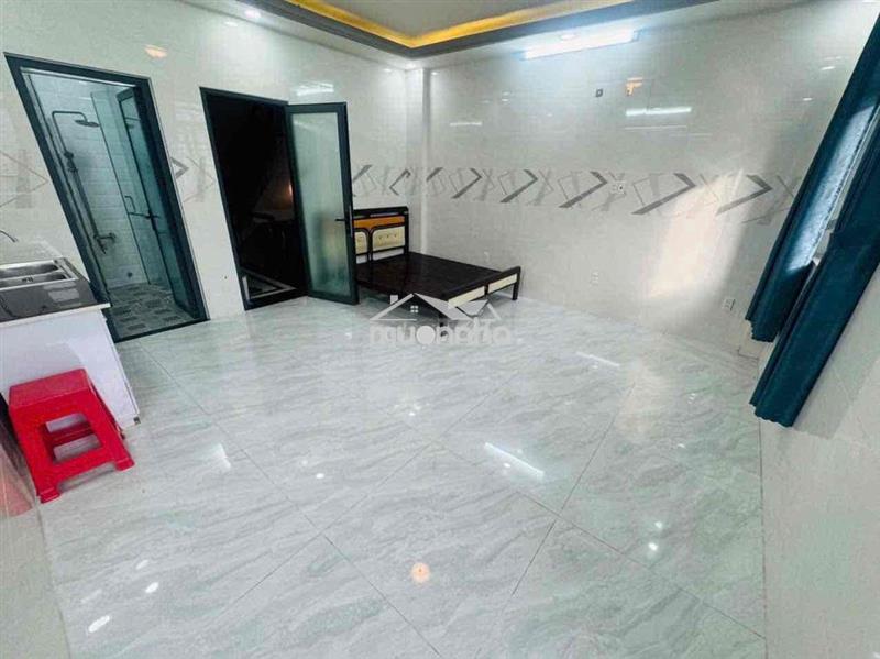 Cho thuê phòng ban công mặt tiền đường phạm hùng nối dài diện tích 40