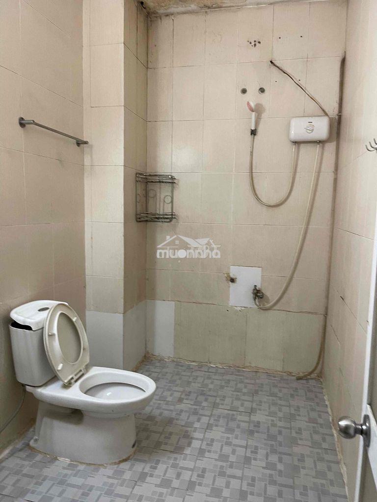 Lầu 1 có 2 phòng 1 wc có ban công ở gđ 4 đến 5 người - 2