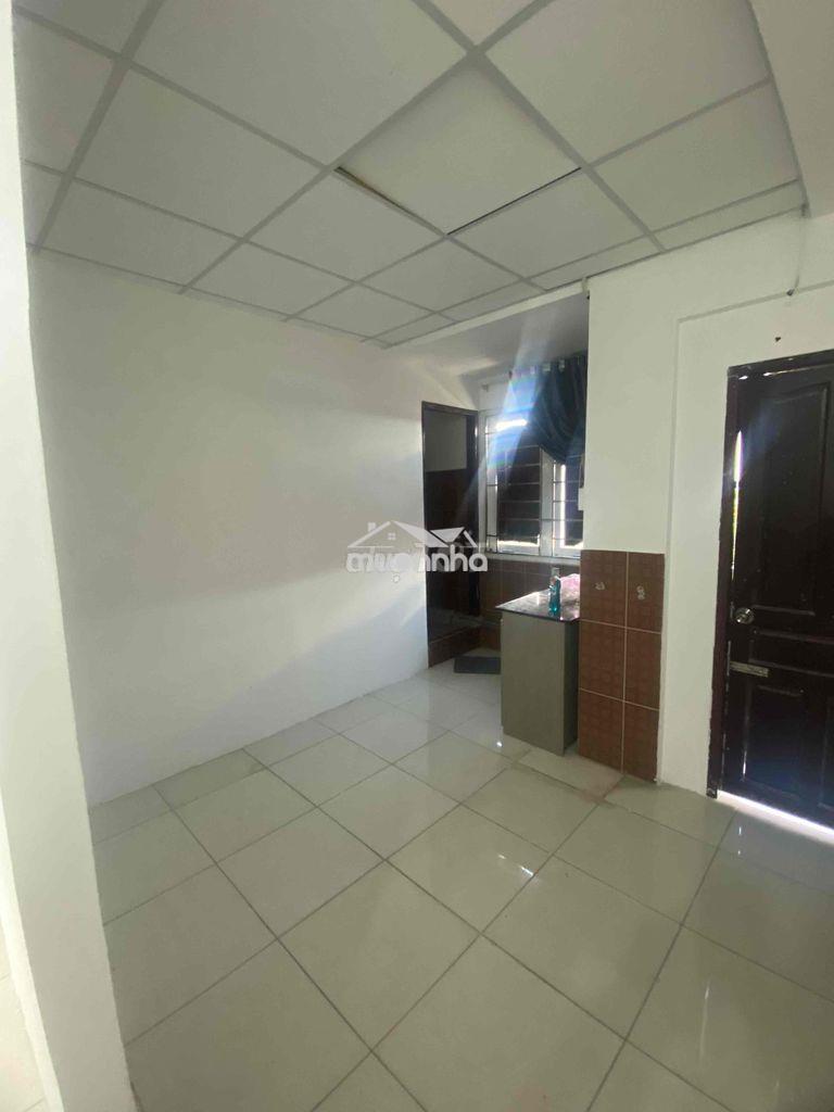 Cần pass lại phòng hợp đồng còn 10 tháng - 2