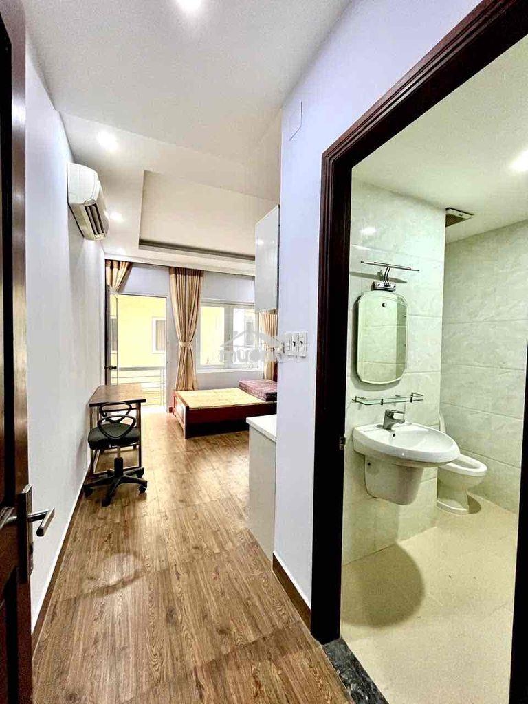 Phòng ngủ có ban công gần đại học rmit, tdtu,khu dân cư sadeco q7
