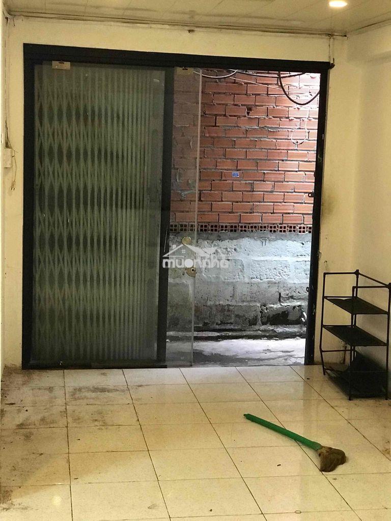 Nhà trệt 2 lầu 3pn 2wc, cách 1 căn ra hẻm 6m trần khắc chân q1