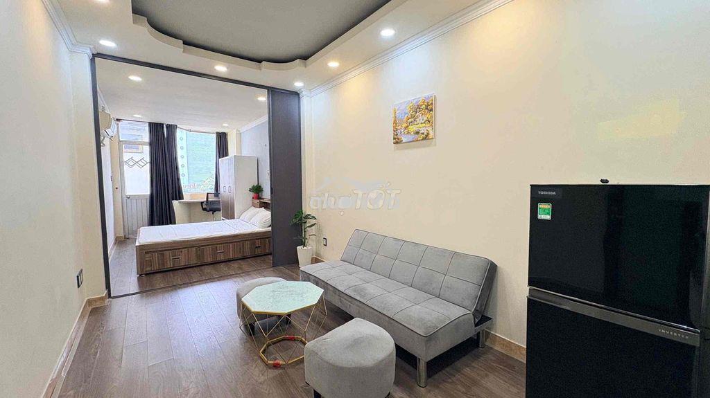 Cho thuê chdv 2pn + 1pn ban công nguyên tầng 50m2 full nội thất mới q3 - 4