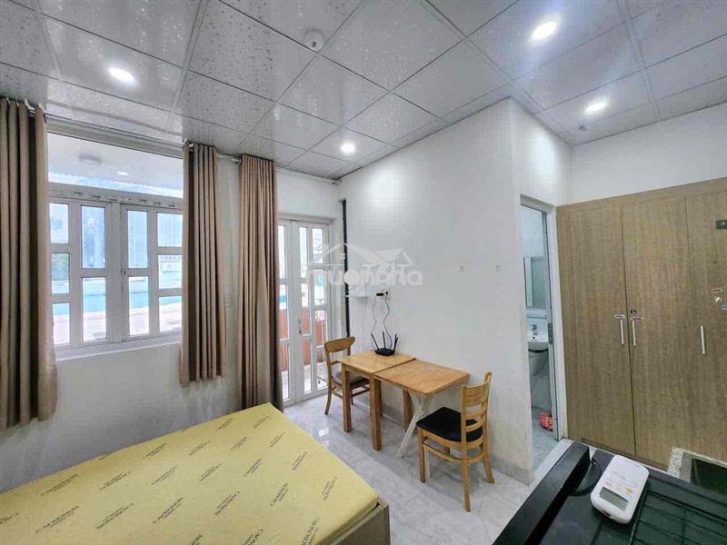 Phòng ban công_mặt tiền_thang máy_hầm xe_gần đh mở_isb_ueh_cv lê văn 8