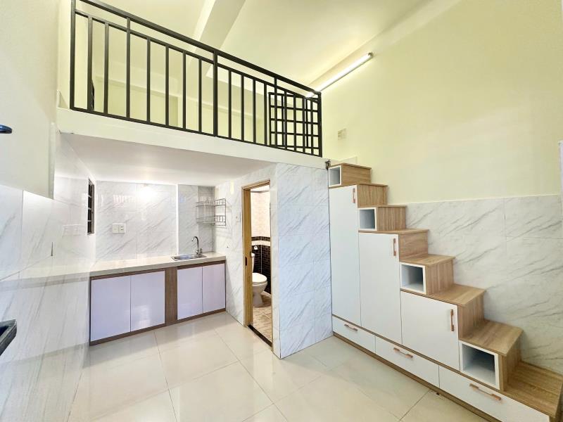 Phòng trọ tân phú dạng duplex có nội thất cơ bản đầy đủ, sạch sẽ, rộng thoáng, cửa sổ hành lang 