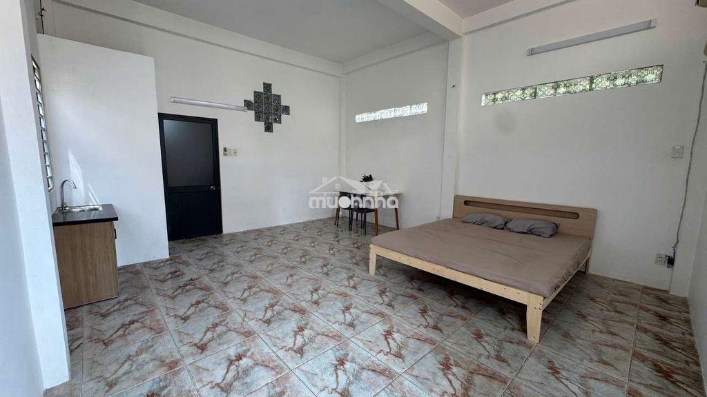 Phòng trọ cửa sổ bancol rộng 30m2 đầy đủ nội thất - Ảnh 2