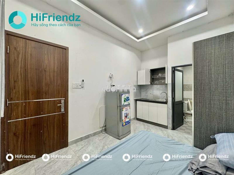 Phòng nhỏ gọn đầy đủ nội thất cửa sổ thông thoáng