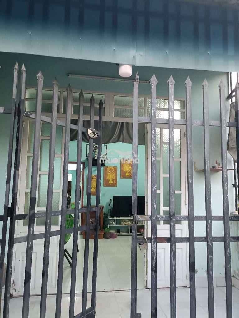Nhà c4 dọn vào ở ngay tặng máy lạnh