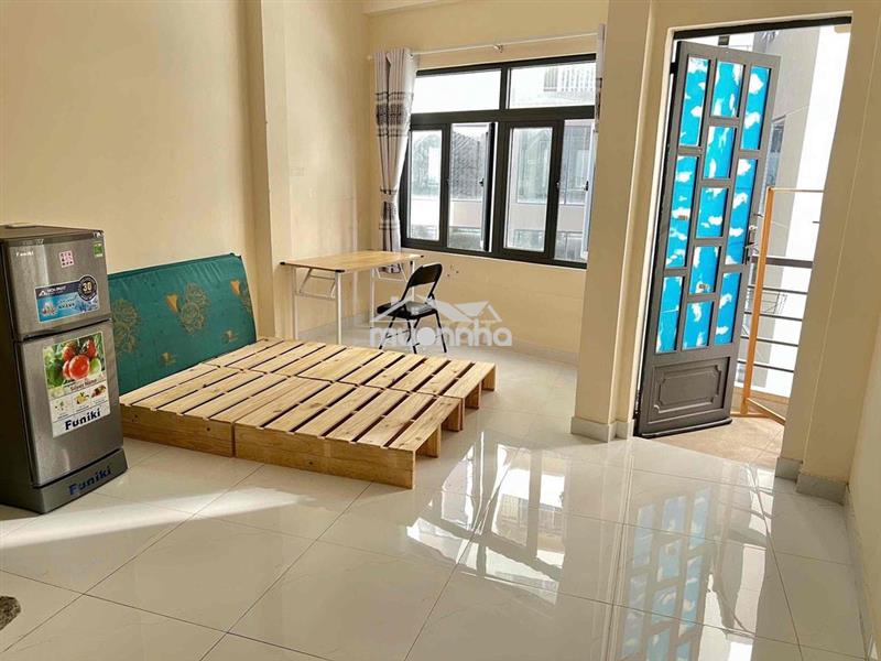 Phòng thành thái 30m2, nội thất cơ bản, giờ giấc tự do, có ban công