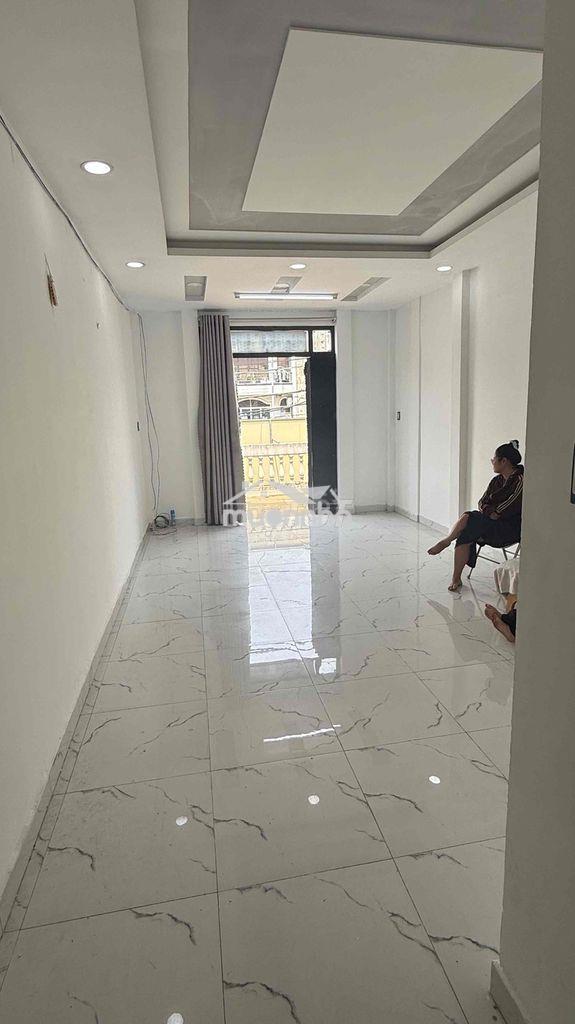 Cho thuê phòng mặt tiền - ban công lớn